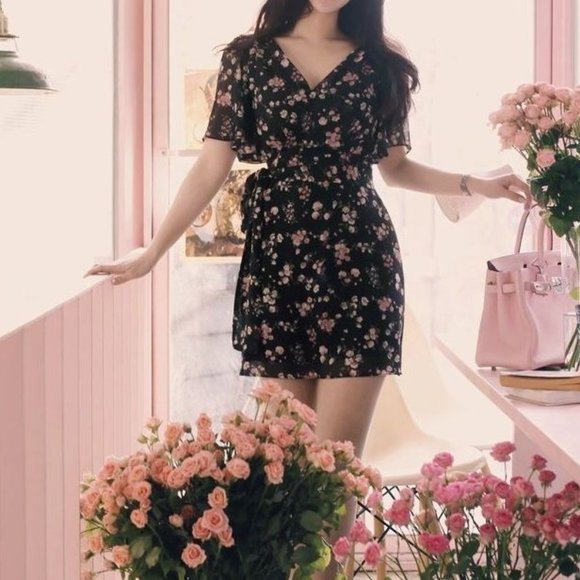 MilkCocoa Dresses & Skirts - Korean short-Sleeve V-Neck Floral Chiffon Dress